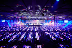 Agentur-Passepartout_Portfolio_Brillux_Firmenjubilaeum_Saal-scaled